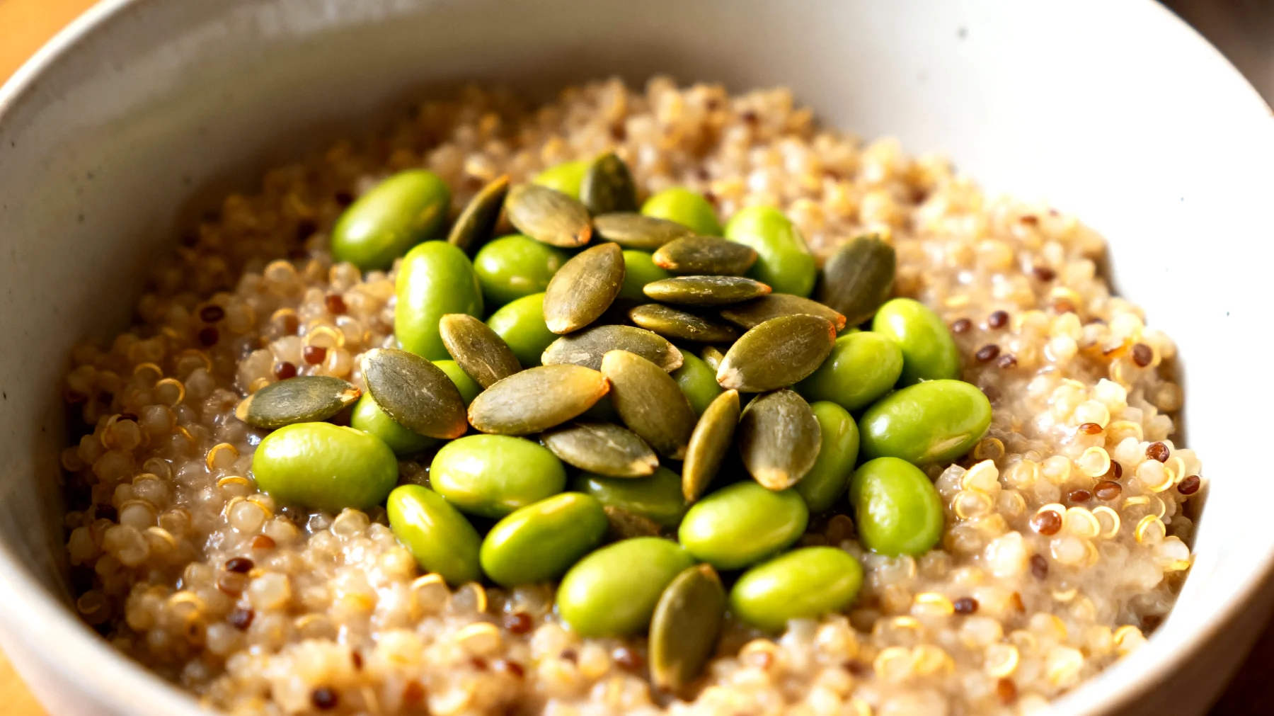 Porridge salato con quinoa, edamame e semi di zucca"
