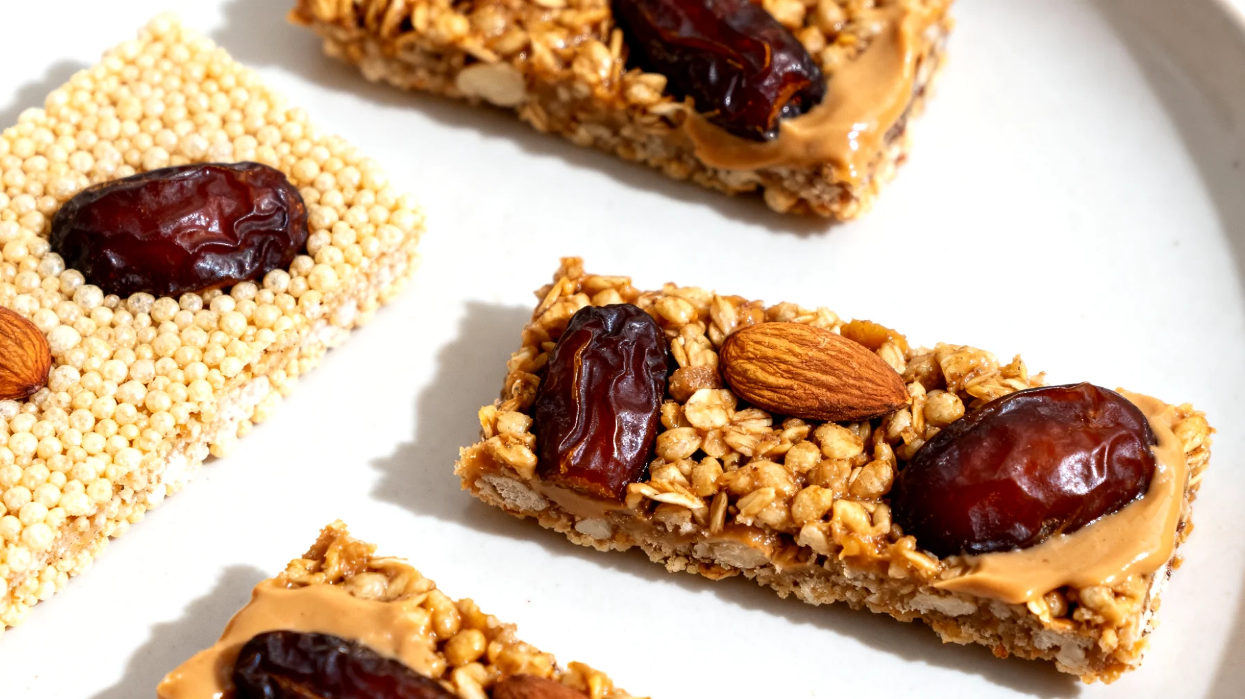 Barrette di amaranto soffiato, burro di mandorle e datteri"