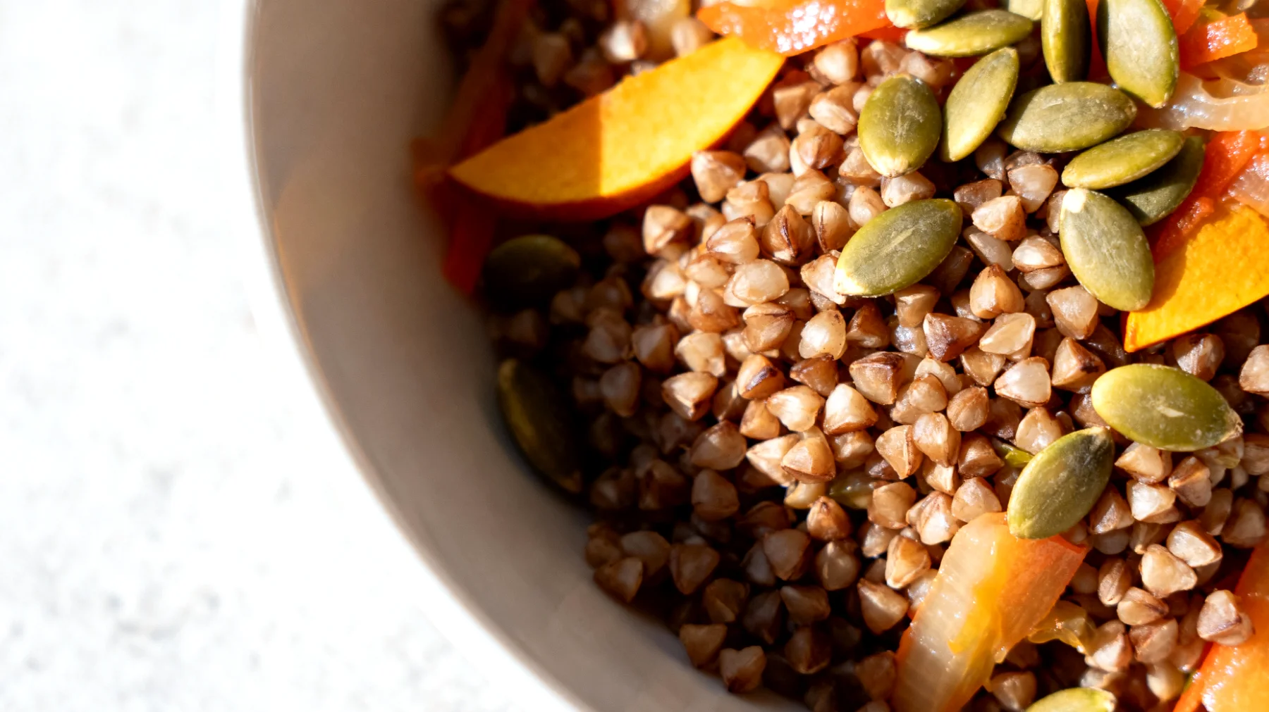 Insalata di grano saraceno con verdure fermentate e semi di zucca"