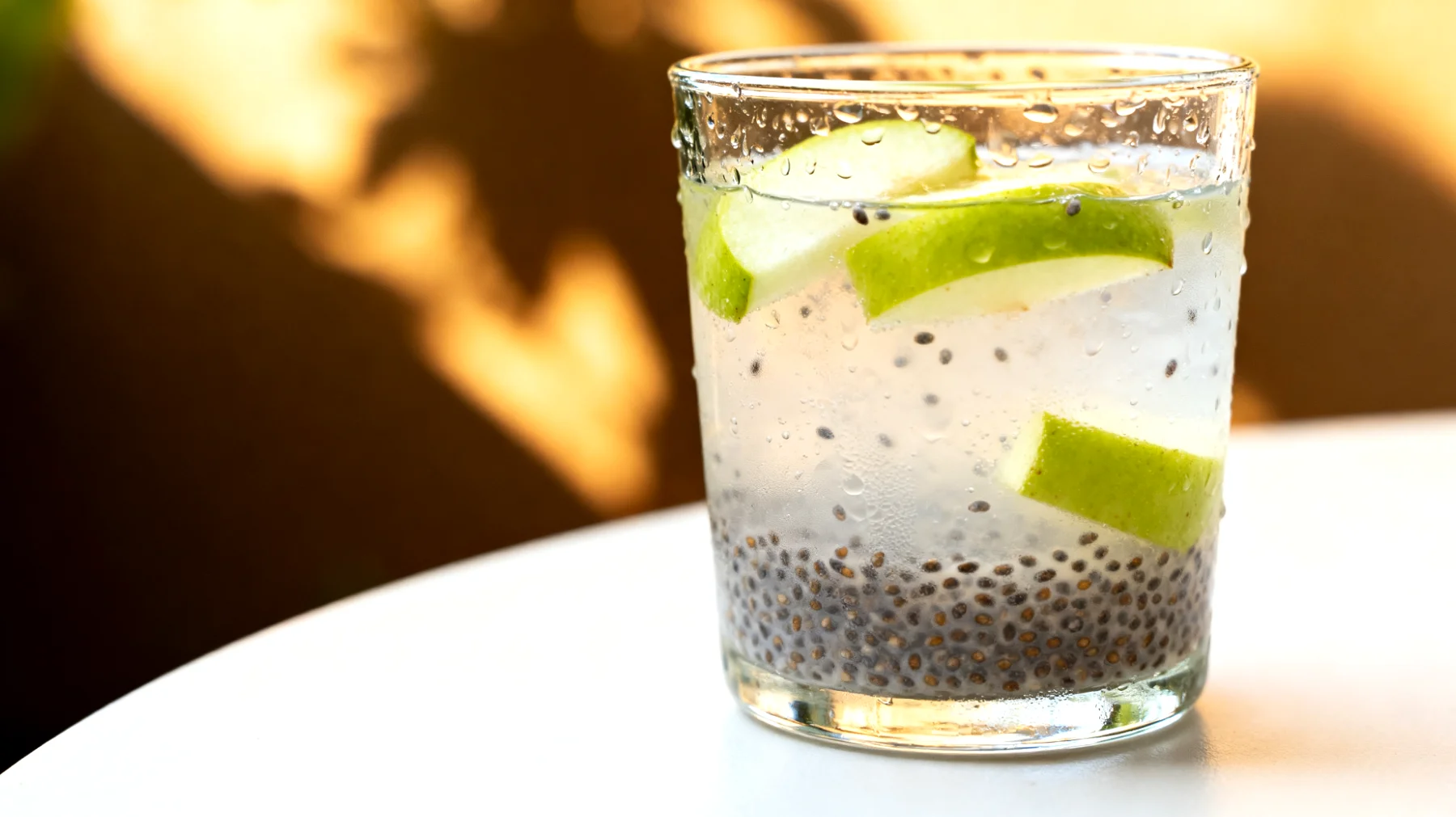 Kefir di acqua con semi di chia e mela verde"